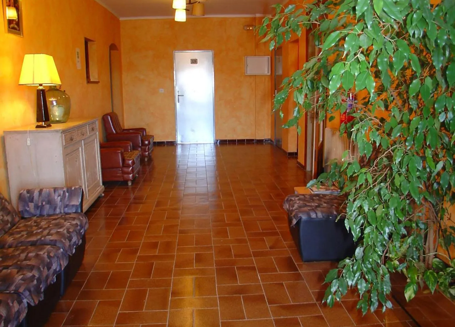 Hostal Adarnius La Bisbal d'Emporda Guest house