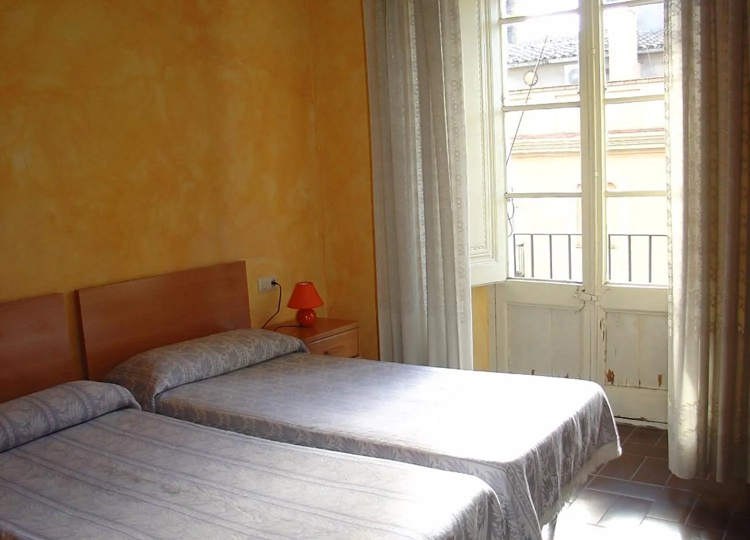 Hostal Adarnius La Bisbal d'Emporda